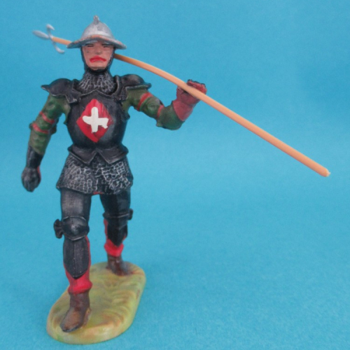 8938  Chevalier en armure marchant avec hallebarde sur l'épaule (II).