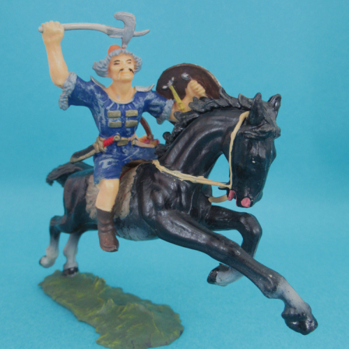 8762  Hun avec coiffe, hache et bouclier (II) sur cheval 2.