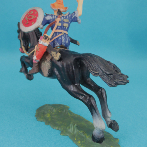 8762  Hun avec coiffe, hache et bouclier (II) sur cheval 2.