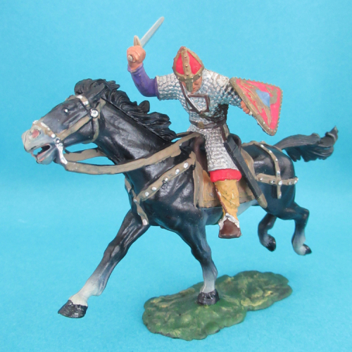 8874  Cavalier normand frappant avec épée et bouclier oblong (II) sur cheval 1.
