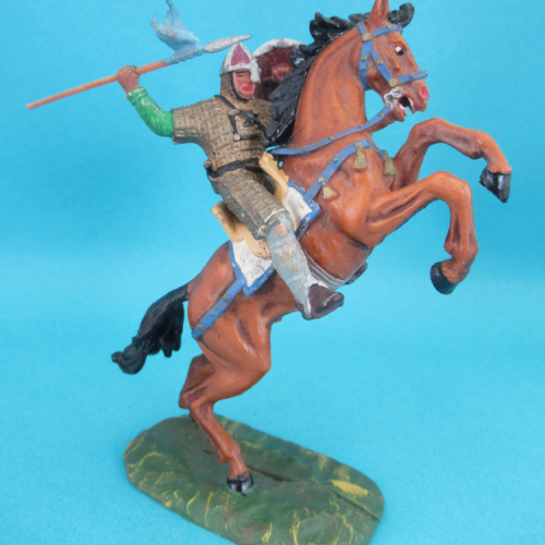 8882  Cavalier normand frappant de sa lance et bouclier oblong (II) sur cheval 3 (cavalier même pose que 8872).