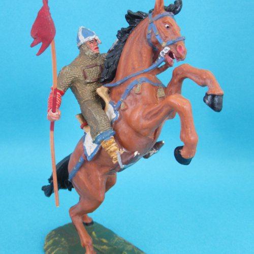 8886 Cavalier normand portant lance et bouclier oblong (II) sur cheval 3 (cavalier même pose que 8876).