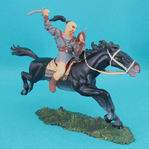 8758  Hun nu tête avec épée et bouclier (II) sur cheval 1.