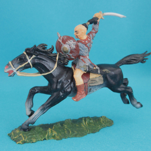 8758  Hun nu tête avec épée et bouclier (II) sur cheval 1.