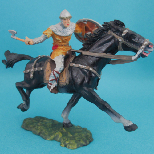 8854  Cavalier avec hache, bouclier et cervelière sur cheval 1 (II).