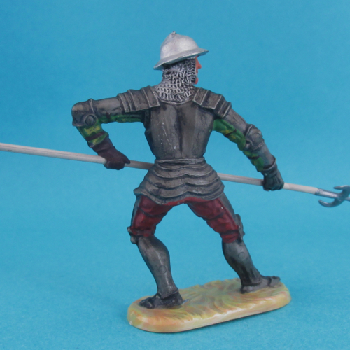 8936  Chevalier en armure pointant sa corsèque vers le sol (II).