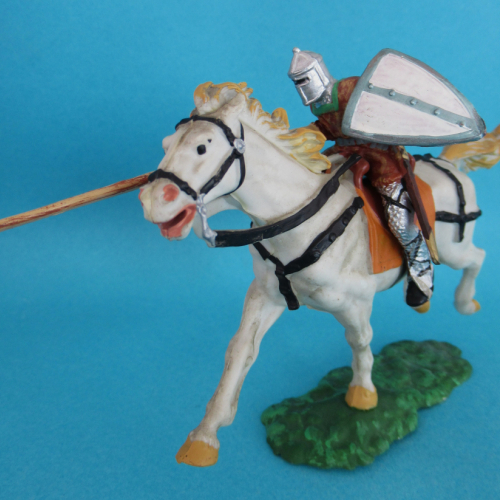 8855  Cavalier jouteur avec heaume et bouclier sur cheval 1 (II).