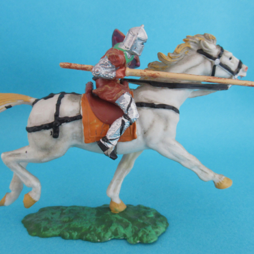 8855  Cavalier jouteur avec heaume et bouclier sur cheval 1 (II).
