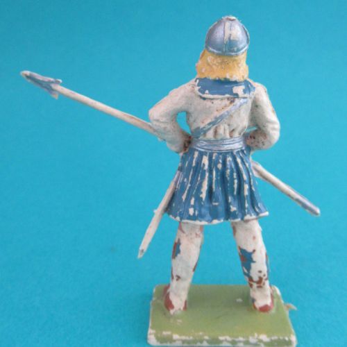 4. Saxon de faction avec lance.