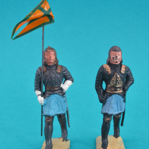 Figurines identiques à l'exception du trou dans la main droite pour l'étendard.