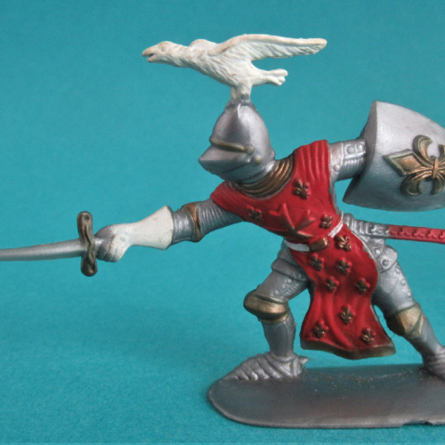 NV09 Chevalier avec épée pointée, bouclier et casque aigle.