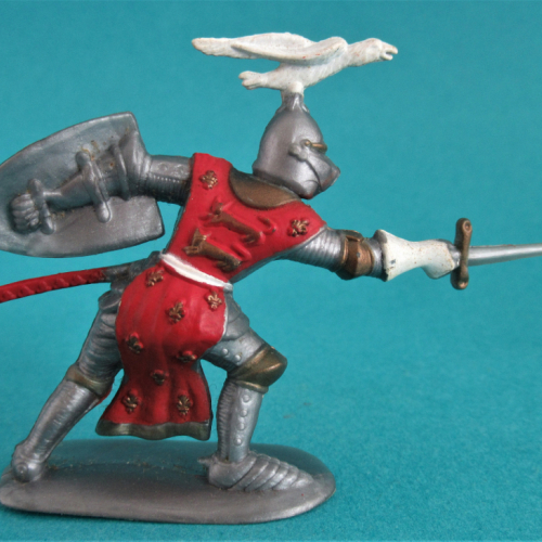 NV09 Chevalier avec épée pointée, bouclier et casque aigle.