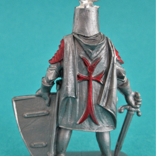 NV06 Chevalier de faction avec épée, bouclier et casque aigle.