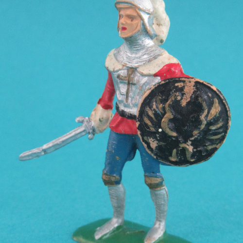 RF03 Chevalier avec casque à plumet, épée et bouclier rond.