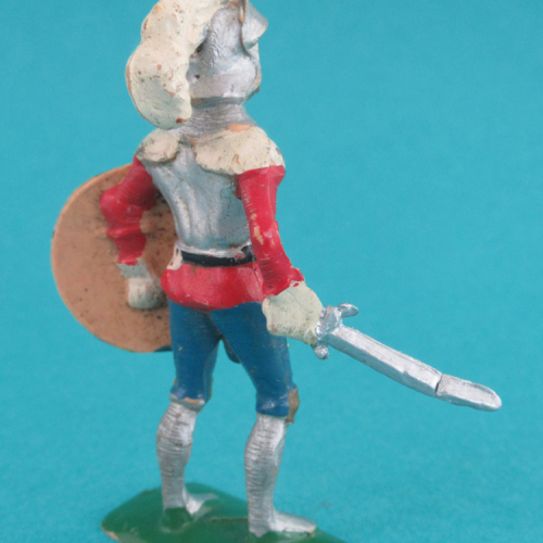 RF03 Chevalier avec casque à plumet, épée et bouclier rond.
