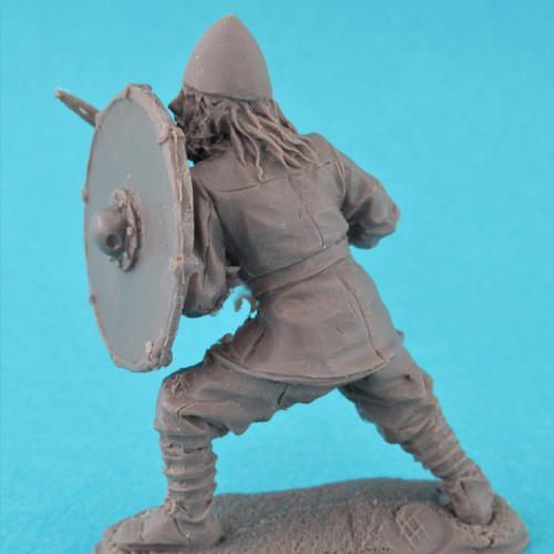 04. Viking portant casque avec épée et bouclier (2ième rang).