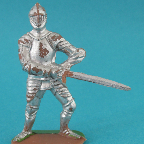 CA03 Chevalier avec épée tenue à deux mains.