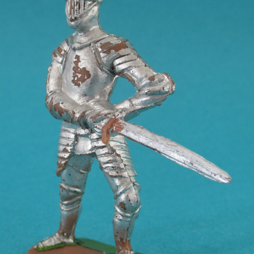CA03 Chevalier avec épée tenue à deux mains.