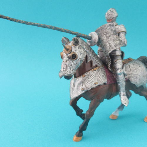 39735   Boîte chevalier et cheval en armure.