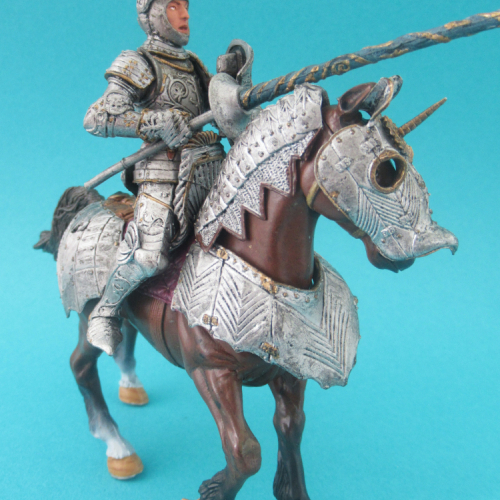 39735   Boîte chevalier et cheval en armure.