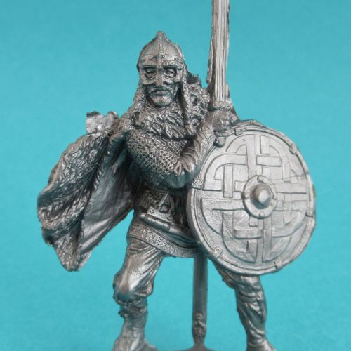 VKP01. Viking épée levée, bouclier rond et cape.
