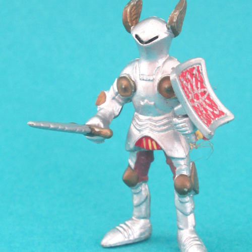33000 Chevalier casque à ailettes avec épée.