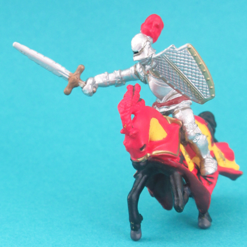 33000 Chevalier en armure à cheval.
