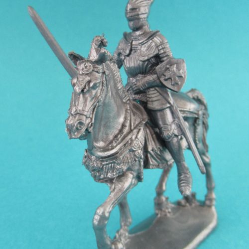 CC05. Cavalier en armure avec épée, écu croix et casque à 3 plumets.