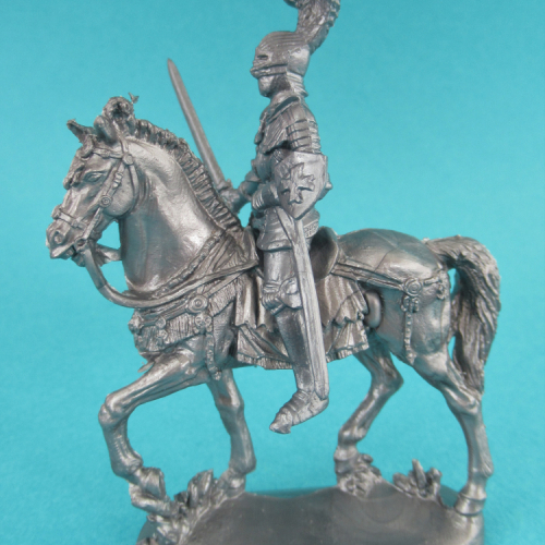 CC05. Cavalier en armure avec épée, écu croix et casque à 3 plumets.