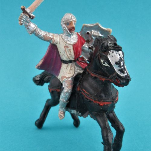CR08 Cavalier avec cape, épée et bouclier levés (présenté comme El Cid).