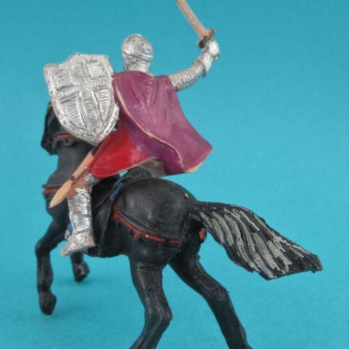 CR08 Cavalier avec cape, épée et bouclier levés (présenté comme El Cid).