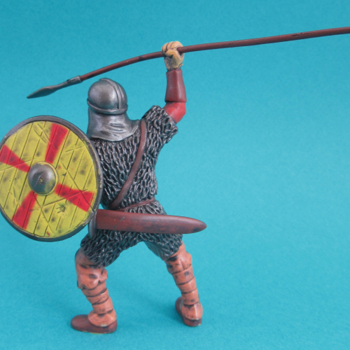 Viking avec lance et bouclier.