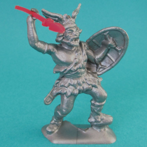 5.  Barbare brandissant lance avec bouclier et casque ailé.