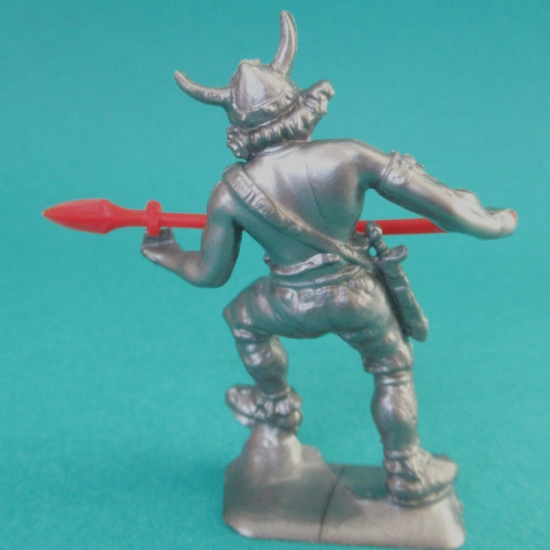3.  Barbare avec lance et casque à cornes.