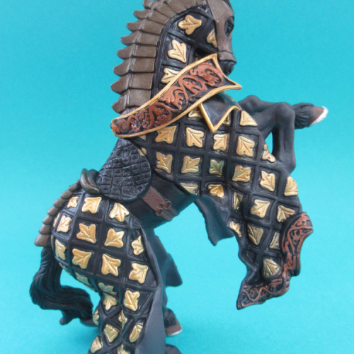 39918   Cheval du Maître d'armes cimier taureau noir et or.