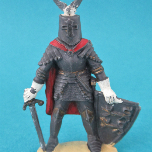 CH13 Chevalier de faction avec épée, bouclier et casque aigle.