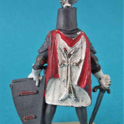 CH13 Chevalier de faction avec épée, bouclier et casque aigle.