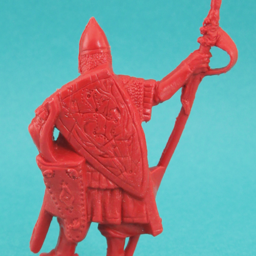 01. Chevalier de faction avec lance et bouclier sur le dos.