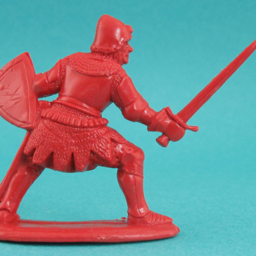 02. Chevalier attaquant avec épée et écu.