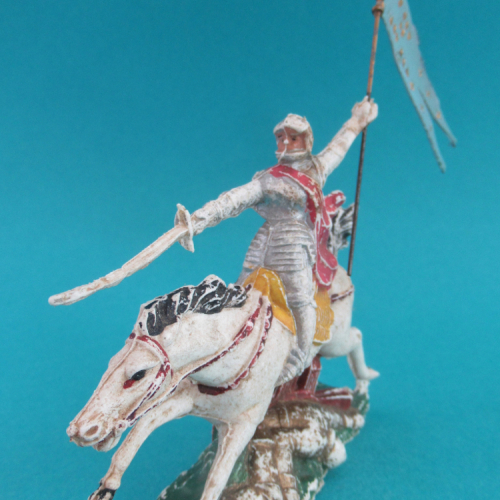 Nr 621 Jeanne d'Arc à cheval avec épée et étendard.