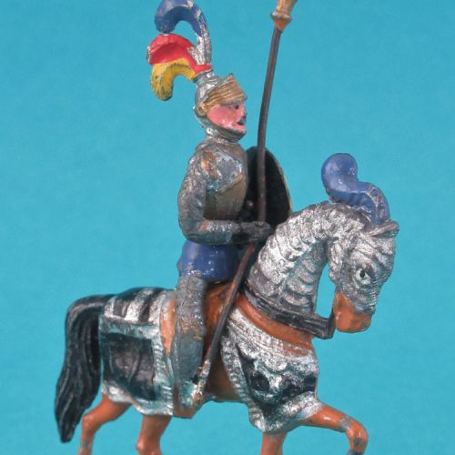 Cheval au trot, cavalier casque à 3 plumet visière ouverte avec lance et bouclier.