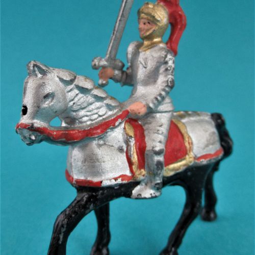 Nr 6110 Cavalier en armure avec épée, cheval au pas (hallebarde possible).