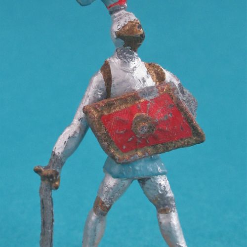 03. Chevalier avec épée baissée, casque à 3 plumets, visière fermée, bouclier rectangulaire.