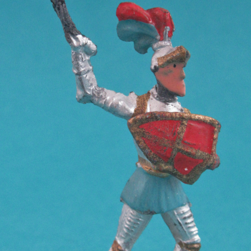 04. Chevalier avec masse d'armes brandie, casque à 3 plumets, visière ouverte, bouclier écu.