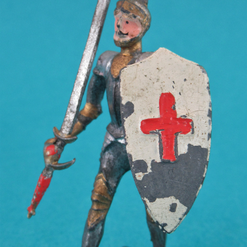 Chevalier en marche avec épée longue et bouclier croix.