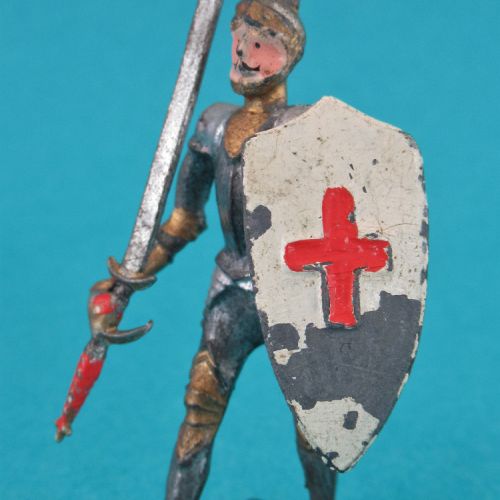 Chevalier en marche avec épée longue et bouclier croix.