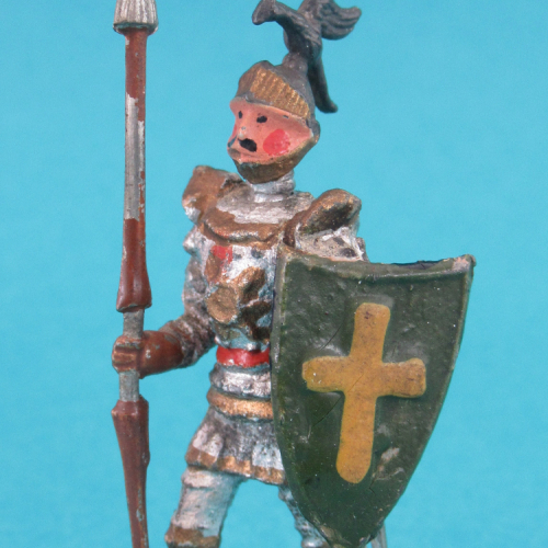 Pose 5 - Casque aigle, lance de joute portée et bouclier.