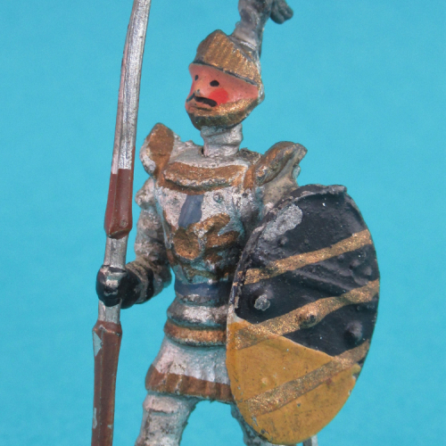 Pose 5 - Casque aigle, lance de joute portée et bouclier.