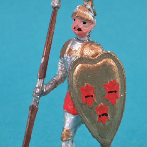 Pose 5 - Casque aigle, lance de joute portée et bouclier grand format.