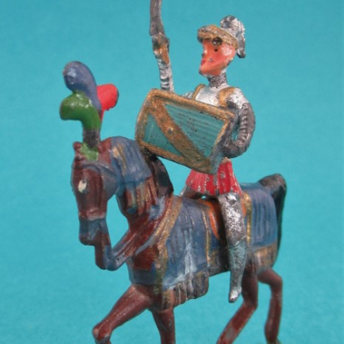 06. Cavalier avec épée brandie, casque aigle et bouclier rectangulaire.